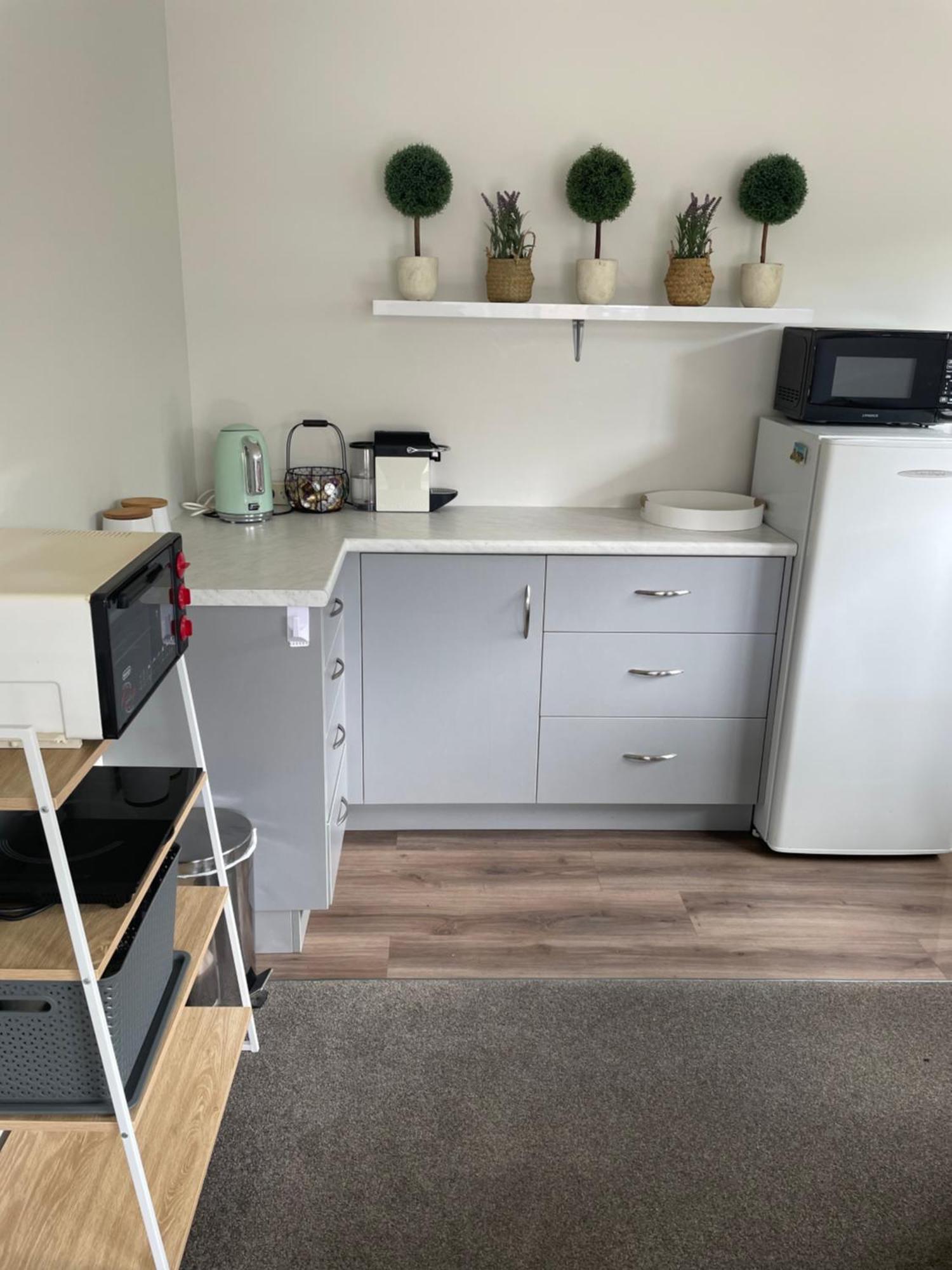 Modern Studio Apartment Motueka Exteriör bild